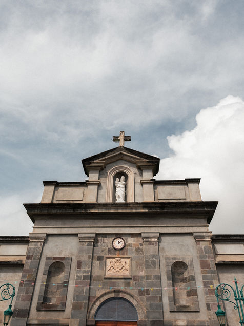Façade de l’église de Basse-Terre sous un ciel nuageux en Guadeloupe