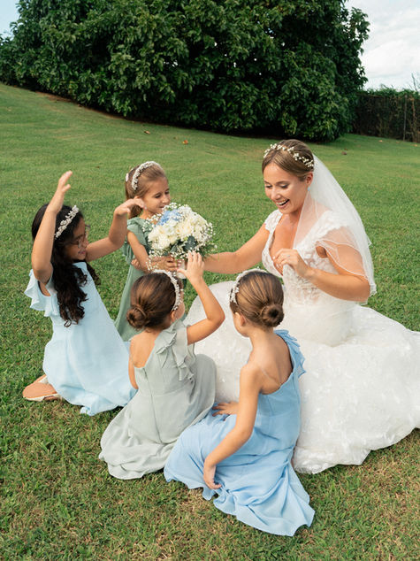 Invitée et enfants jouant dans le jardin avant le mariage en Guadeloupe.