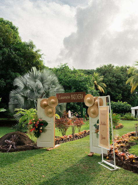 Entrée décorée du lieu de réception du mariage dans un jardin tropical