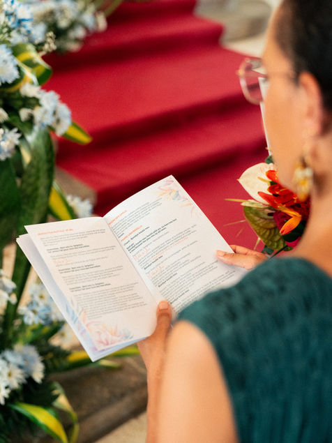 Invitée lisant un texte pendant la cérémonie de mariage
