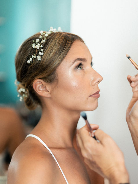 Portrait de mariée pendant sa mise en beauté avant la cérémonie dans une ambiance lumineuse et naturelle.