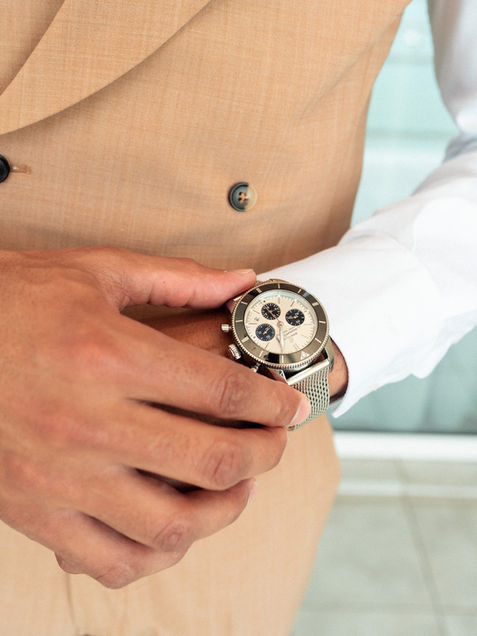Détail de la montre du marié pendant les préparatifs du mariage
