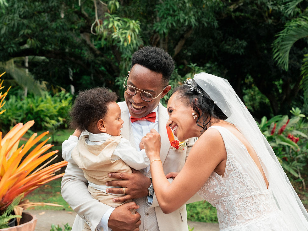Mariés avec leur enfant dans les jardins tropicaux de l’Habitation L’Oiseau en Guadeloupe