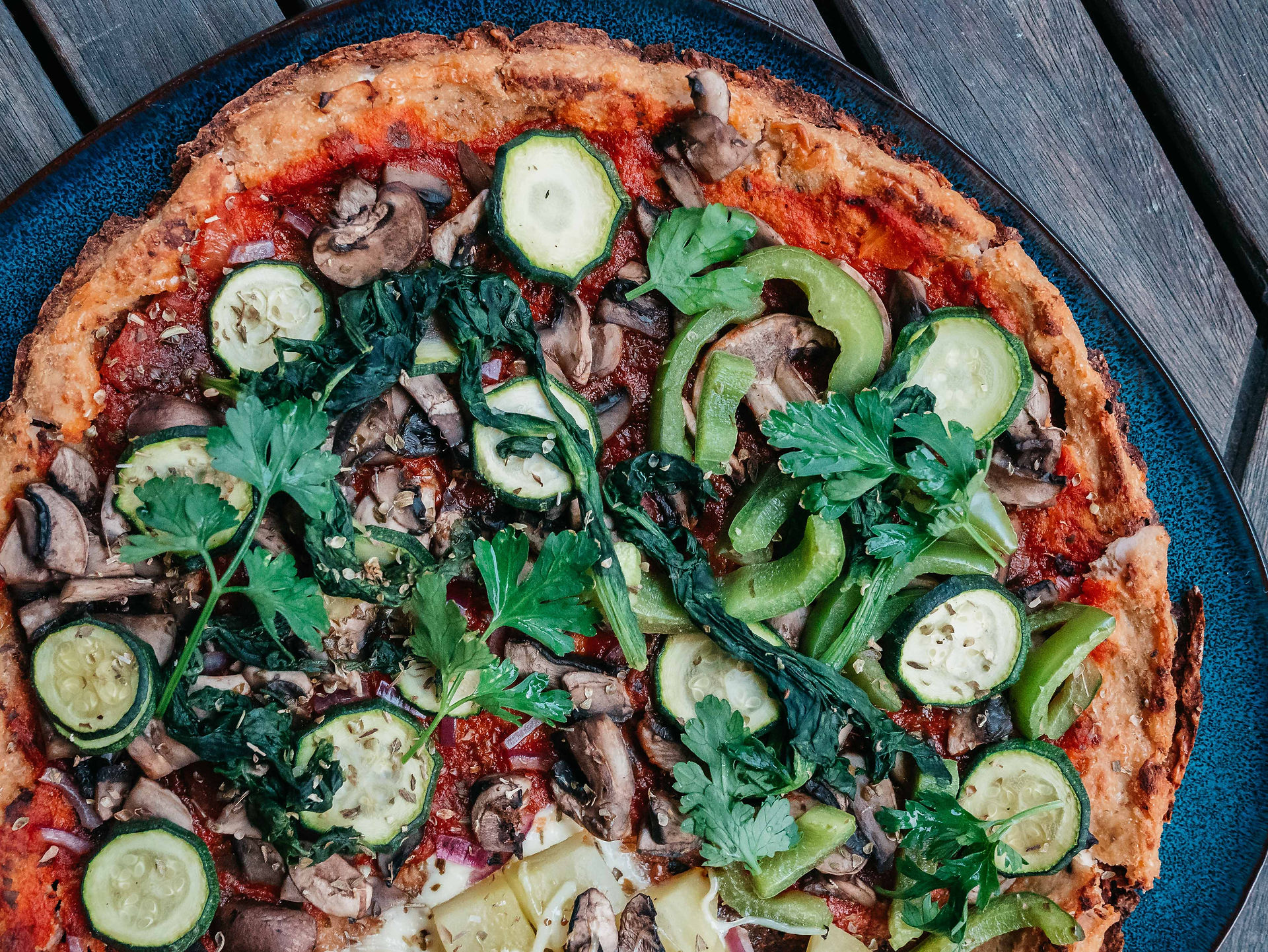 Une pizza végétarienne sans culpabiliser, c'est possible avec une pizza à base de pâte de chou fleur. Sans gluten, healthy (81 calories pour 100g comparé à 251 calories pour une version classique), cette pâte à pizza est parfaite pour les amateurs de pizza qui veulent se faire plaisir en mangeant sainement. Une recette végétarienne du blog de cuisine radis et compagnie avec cette pizza végétarienne healthy à base de chou fleur et une garniture vegan avec des légumes, une pizza veggie heatlhy
