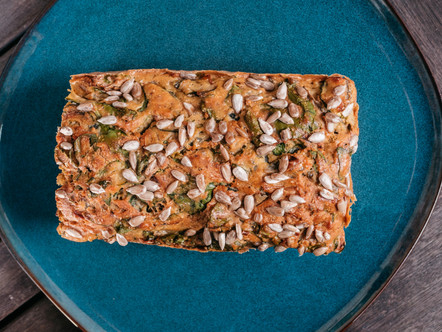 Une nouvelle recette sans gluten du blog de cuisine végétarienne et de cuisine vegan radis et compagnie : un cake sans gluten aux légumes et aux graines de tournesol. La farine de pois chiche et les légumes donnent un cake léger et sans gluten pour les apéros healthy de cet été. Une recette végétarienne (adaptable vegan) healthy et saine pour un cake sans gluten. une recette vegan et healthy