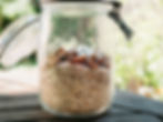 Une nouvelle recette du blog de recettes healthy et vegan radis et compagnie pour un petit déjeuner sain, nutritif et gourmand : un muesli maison, sain, vegan, gourmand. Avec des amandes, noix, noisettes, noix de cajou, raisins secs, abricots, noix de coco, cannelle, chocolat, chocolat noir, flocons d'avoine, flocons de sarrasin et canneberge. Un muesli vegan sans gluten pour un petit déjeuner sans gluten sur le blog de cuisine vegan radis et compagnie