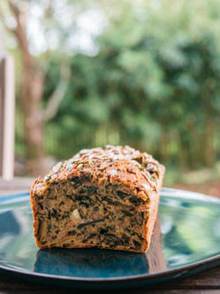Une nouvelle recette sans gluten du blog de cuisine végétarienne et de cuisine vegan radis et compagnie : un cake sans gluten aux légumes et aux graines de tournesol. La farine de pois chiche et les légumes donnent un cake léger et sans gluten pour les apéros healthy de cet été. Une recette végétarienne (adaptable vegan) healthy et saine pour un cake sans gluten. une recette vegan et healthy