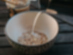 Une nouvelle recette du blog de recettes healthy et vegan radis et compagnie pour un petit déjeuner sain, nutritif et gourmand : un muesli maison, sain, vegan, gourmand. Avec des amandes, noix, noisettes, noix de cajou, raisins secs, abricots, noix de coco, cannelle, chocolat, chocolat noir, flocons d'avoine, flocons de sarrasin et canneberge. Un muesli vegan sans gluten pour un petit déjeuner sans gluten sur le blog de cuisine vegan radis et compagnie