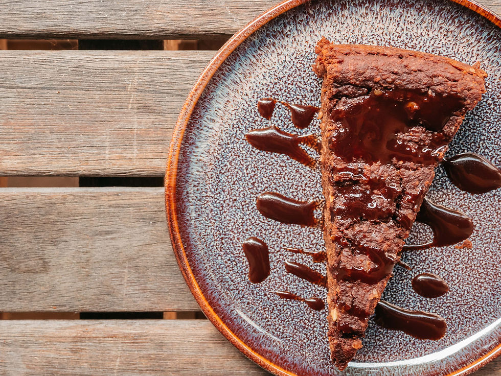 Brownie vegan, sans gluten à la patate douce et sa sauce chocolat vegan, une nouvelle recette du blog de cuisine végétale radis et compagnie : un brownie vegan, fondant, healthy et sans frustration. Cuisine vegan, gâteau vegan et sans gluten, sans lactose