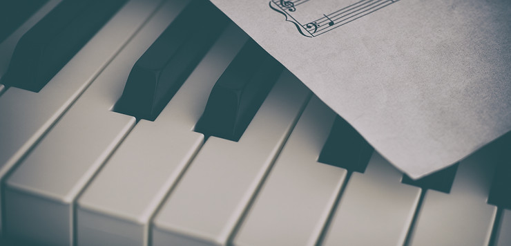piano-and-sheet-music-paper-P3WD4DQ.jpg