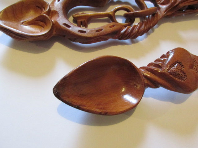 the covering 1 eye they do means they are looking through the key hole or they h