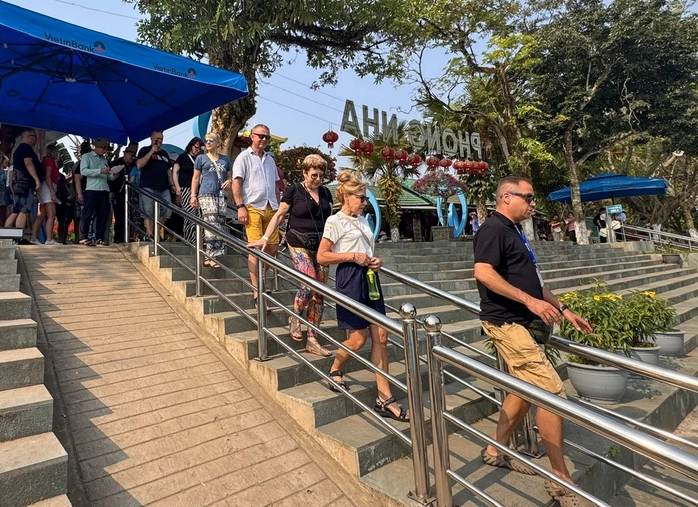 Tourists flocked to attractions in Phong Nha - Ke Bang during the April 30th holiday.