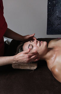 Massage de la tête, avec les doigts vers les tempes