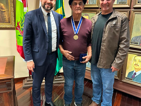 Vereador Rafael de Lima homenageia Daniel Raulino Andrade com a Medalha Manezinho da Ilha e reforça compromisso com a cultura de Florianópolis