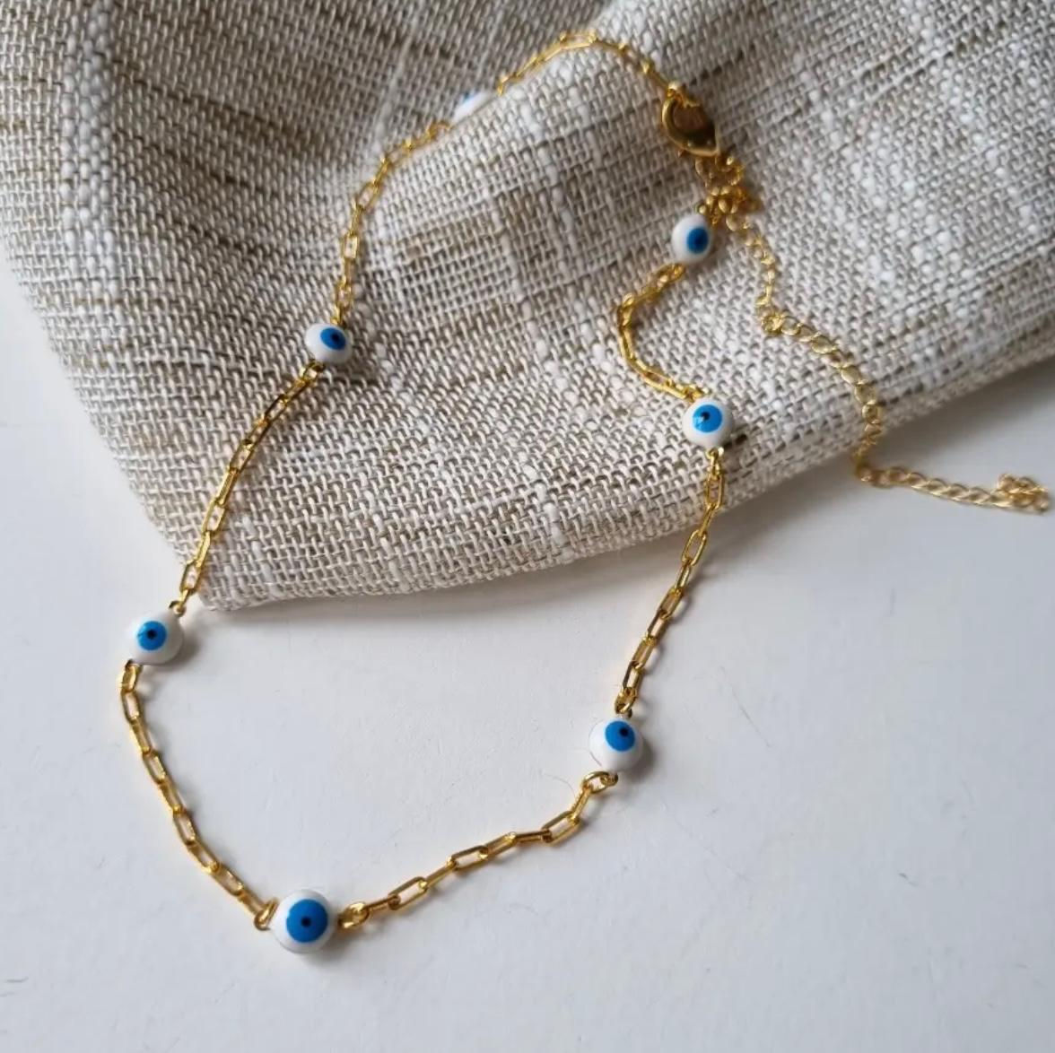 Colar com pequenos olhos gregos