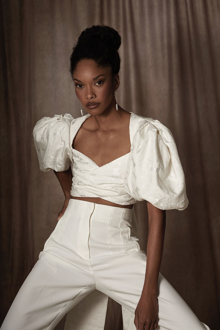 Wunderschönes Model, Wedding Editorial, White Top, Puffy Sleeves, Beauty