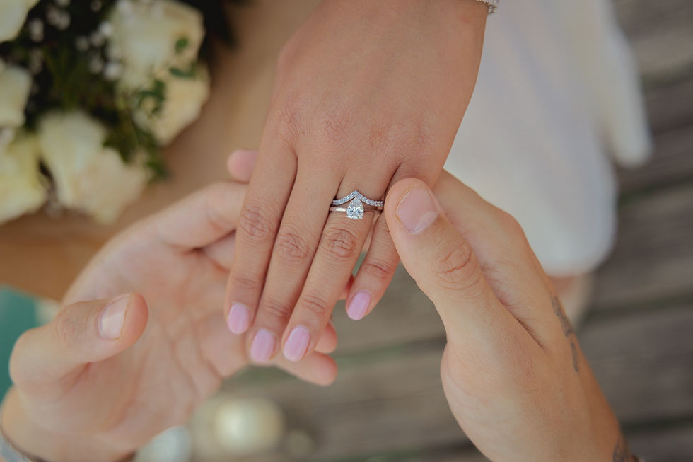 Vue rapprochée d’une bague de fiançailles en diamant sur un écrin en velours