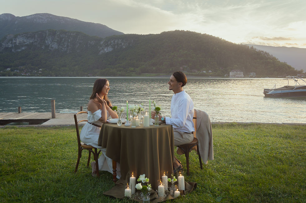 Vue en plongée d’une table décorée avec des fleurs, des bougies et des guirlandes lumineuses
