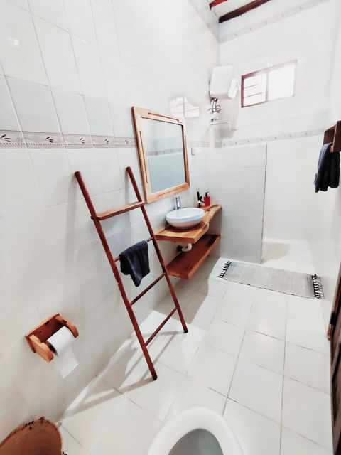 Hakuna Matata Paje - Villa shared bathroom for dorm-min.jpg