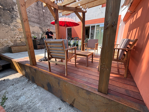 Une terrasse bimatériaux et une pergola sur mesure pour un particulier