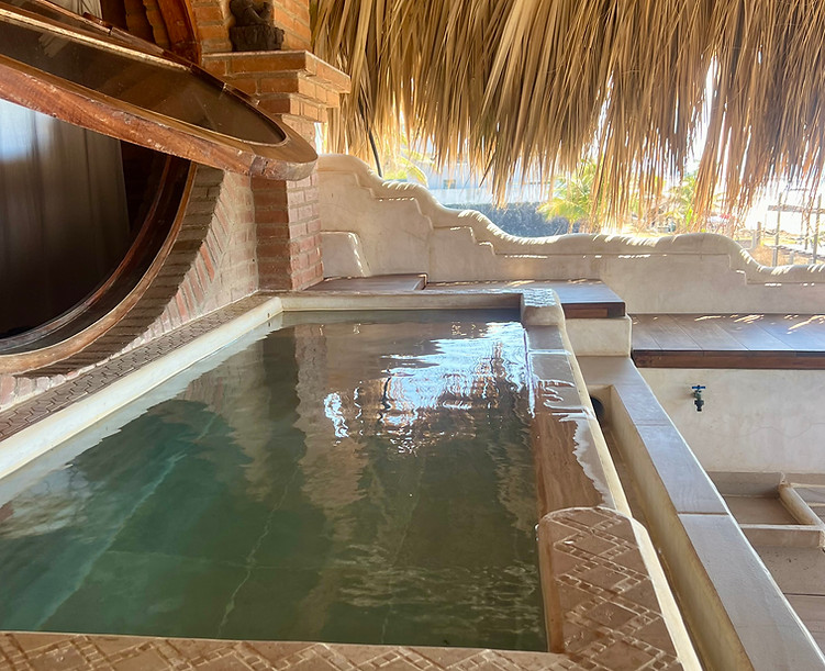 kleiner Jacuzzi vor Zimmer Bohemian Loft