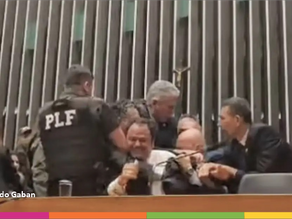 Deputado Glauber Braga é retirado à força após ocupar cadeira da presidência da Câmara