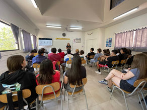 Apoderada dicta charla a estudiantes de II y III medio en el marco de Semana de las Ciencioas y Matemáticas