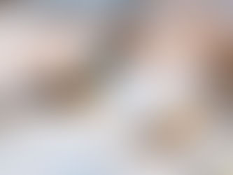 Un gatto che gioca su una coperta