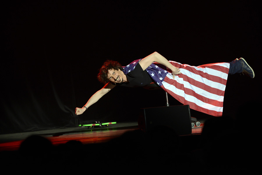 Arnaud Tsamère sur scène à la Halle Tony Garnier de Lyon en février 2013.