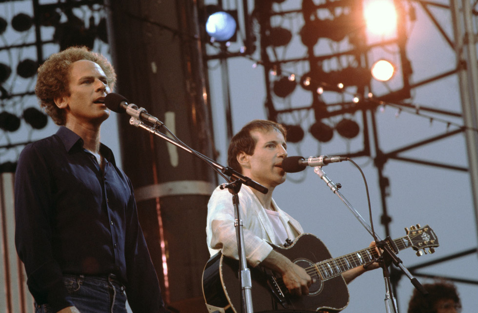 Simon et Garfunkel en concert à l'hippodrome d'Auteuil le 8 juin 1982.