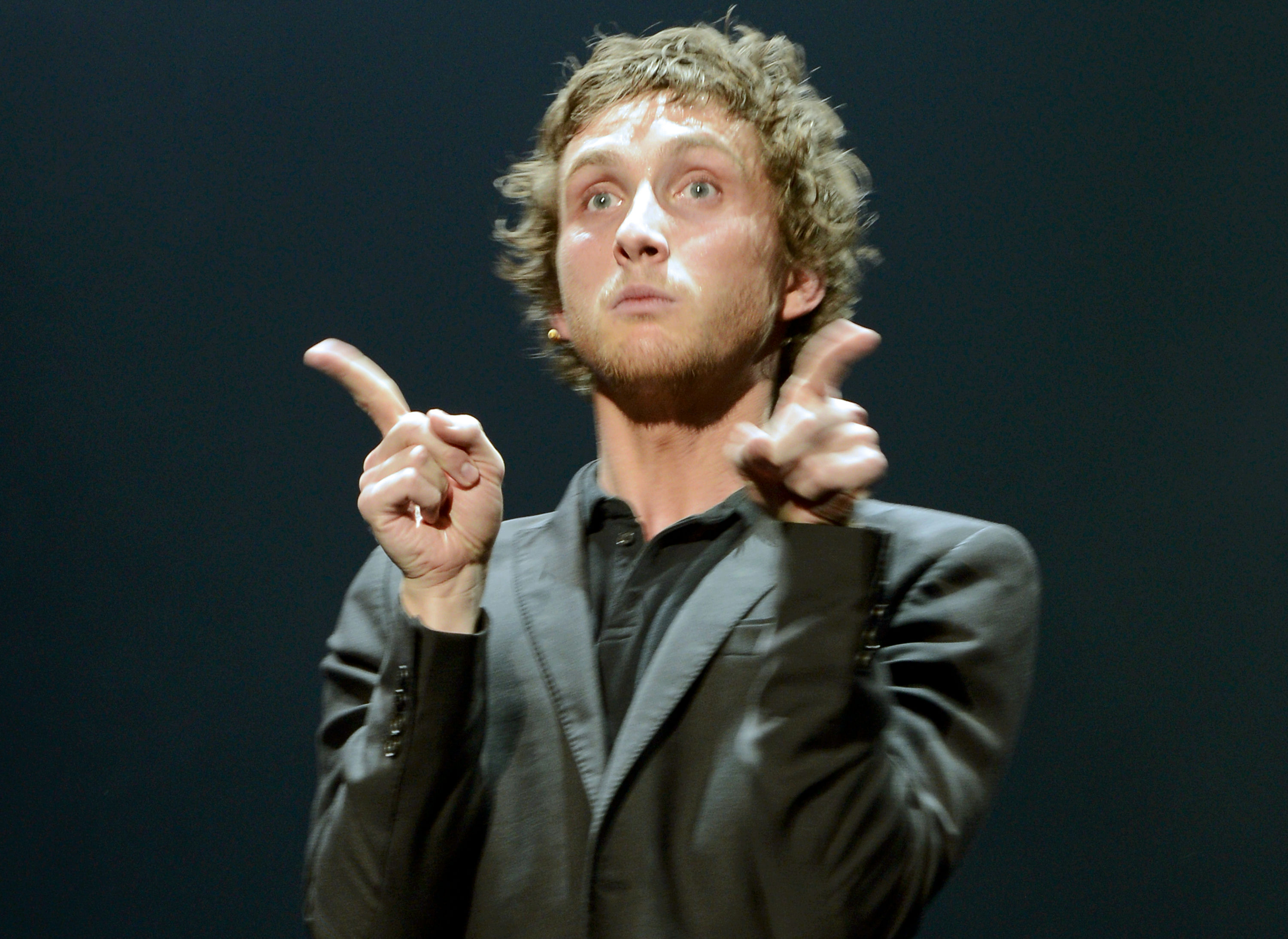 Baptiste Lecaplain sur scène à la Halle Tony Garnier de Lyon le 2 février 2013.