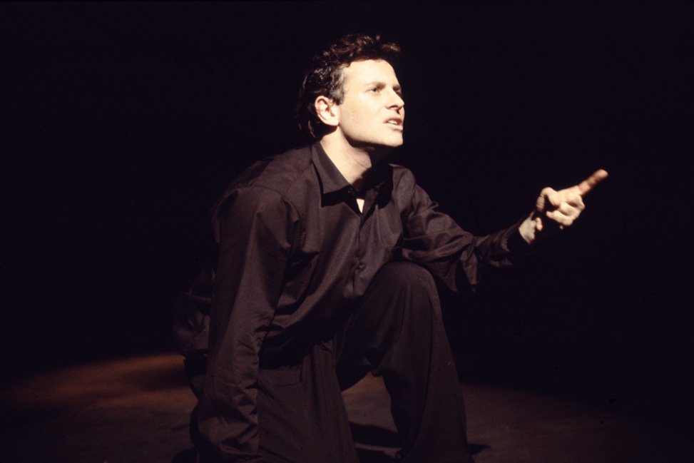 Francis Huster met en scène et interprète "Hamlet", la pièce de Jules Laforgue au théâtre Antoine en janvier 1984.