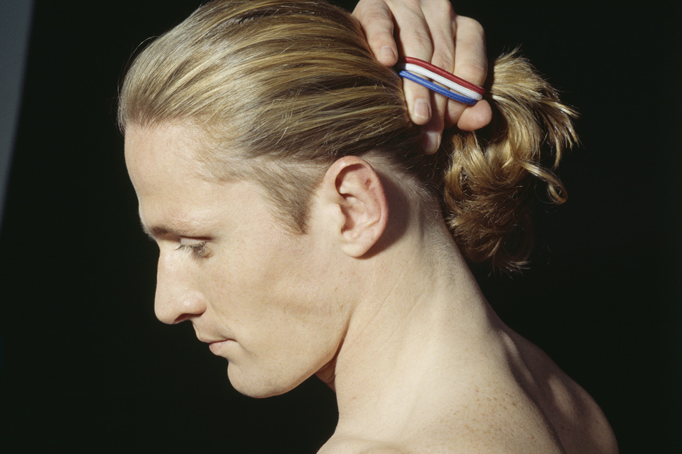 Le footballeur Emmanuel Petit en photo studio en 1998.