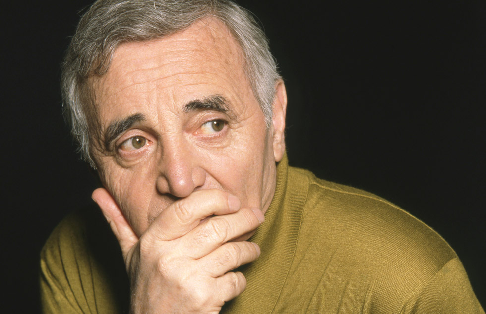 Charles Aznavour en studio en mars 1994.