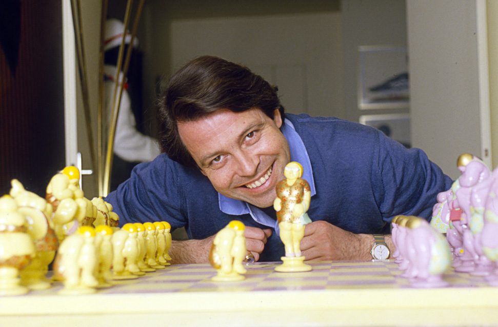Michel Leeb chez lui à Paris en avril 1984.