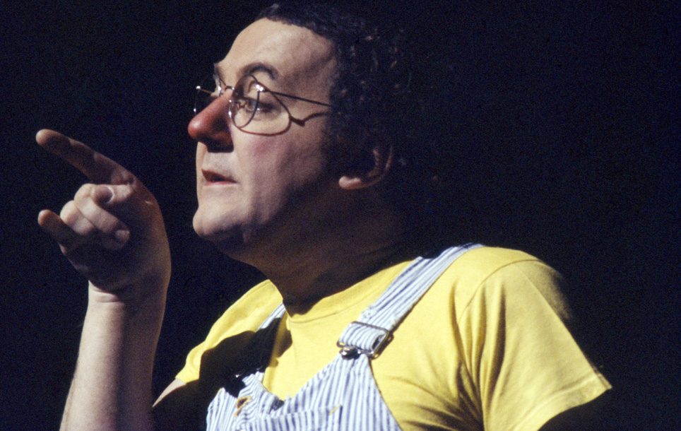 Coluche sur la scène du Théâtre du Gymnase le 8 janvier 1978.
