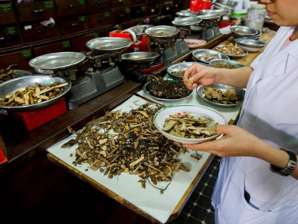 Kiểm tra màu sắc, độ khô và tình trạng dược liệu trước khi mua giúp khách hàng đảm bảo sức khoẻ. (Ảnh: Sưu tầm)