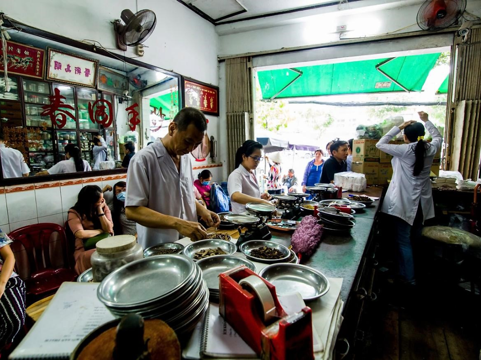 Những loại thảo mộc được bày biện khắp cửa hàng lan toả mùi hương đặc trưng níu chân du khách khi ghé phố Đông y. (Ảnh: Sưu tầm)