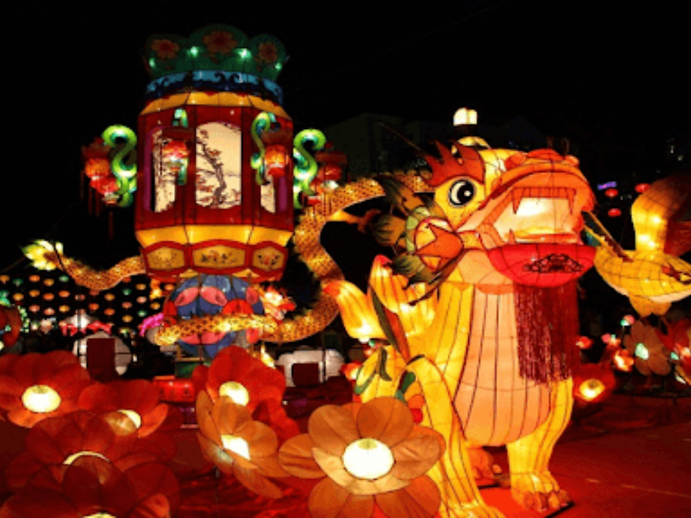Tiết mục múa lân ở công viên Lê Thị Riêng luôn mang lại cho các em nhỏ nhiều niềm vui. (Ảnh: Sưu tầm)