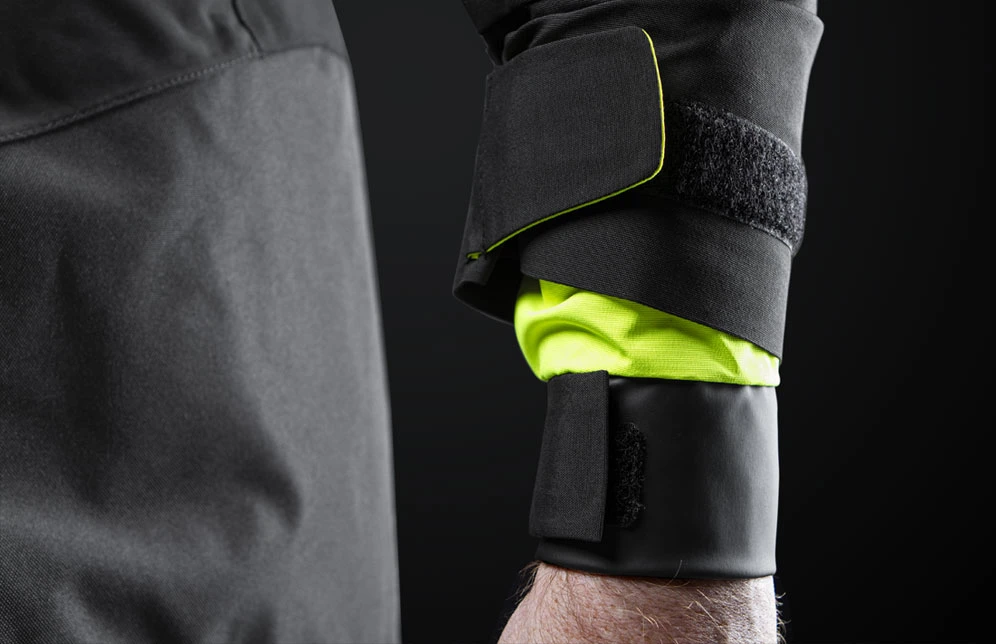 2020-featurebanner-medium-apexjacket-black-4.webp