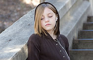 iStock_9346035_teen girl w headphones_La