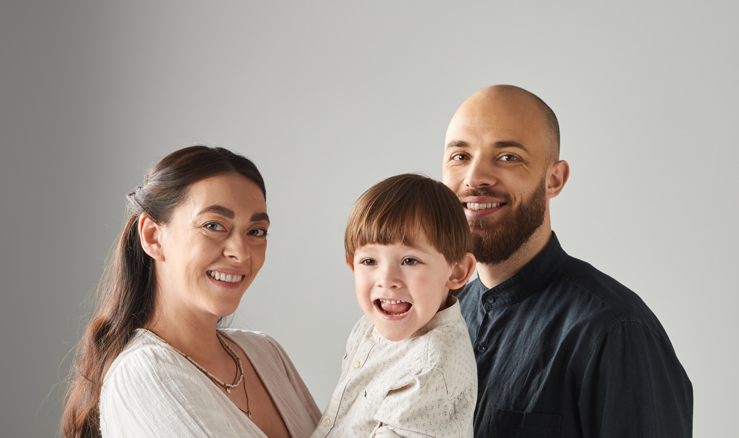 Lächelnde Familie beim natürlichen Fotoshooting im Fotostudio Illingen – professionelle Familienfotos Enzkreis Pforzheim Karlsruhe
