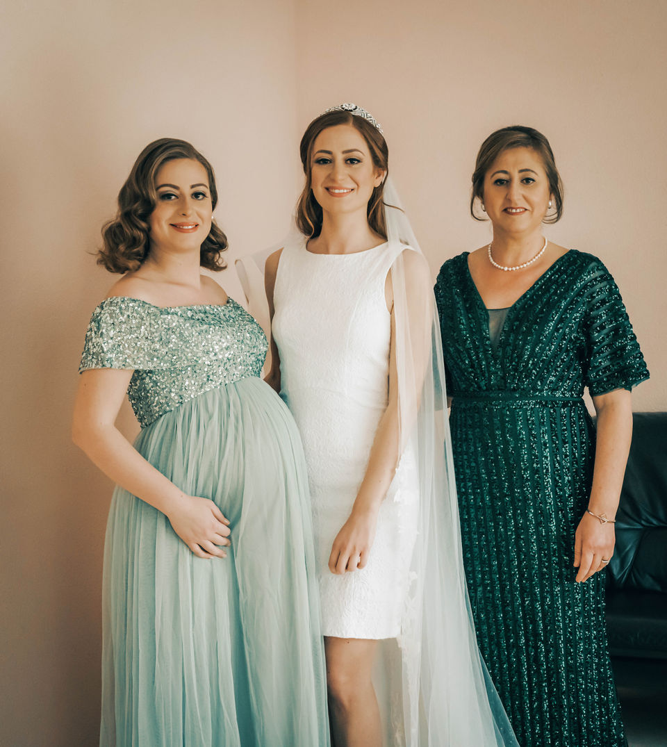 Braut steht mit zwei elegant gekleideten Begleiterinnen – stimmungsvoller Familienmoment vor der Hochzeit in Illingen, Enzkreis