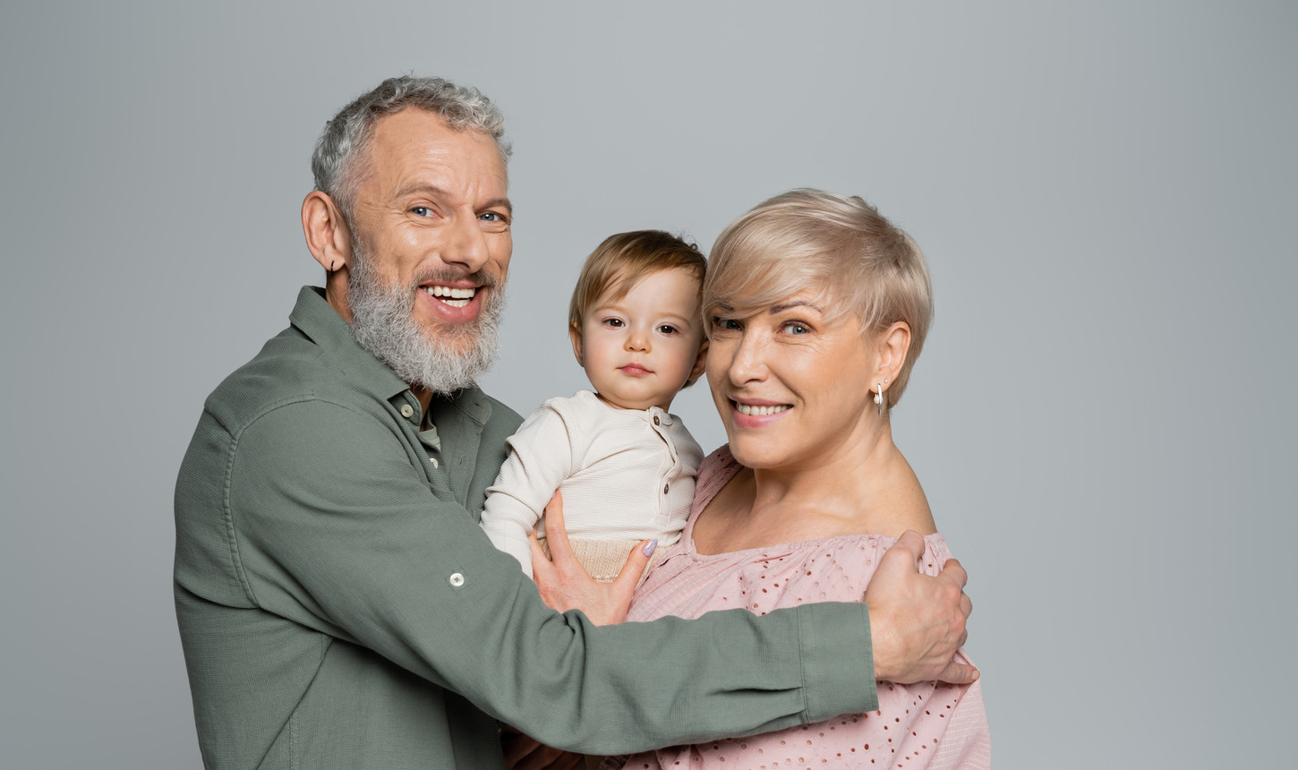 Großeltern mit Enkelkind bei emotionalem Generationen-Fotoshooting im Studio Illingen – professionelle Familienportraits Enzkreis Pforzheim