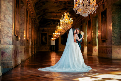 Brautpaar unter goldenen Kronleuchtern – Luxus Hochzeitsfotografie im Schloss Baden-Württemberg