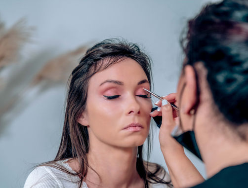 Braut erhält professionelles Make-Up beim Brautstyling im Fotostudio Illingen – Hochzeitsvorbereitung Enzkreis Baden-Württemberg