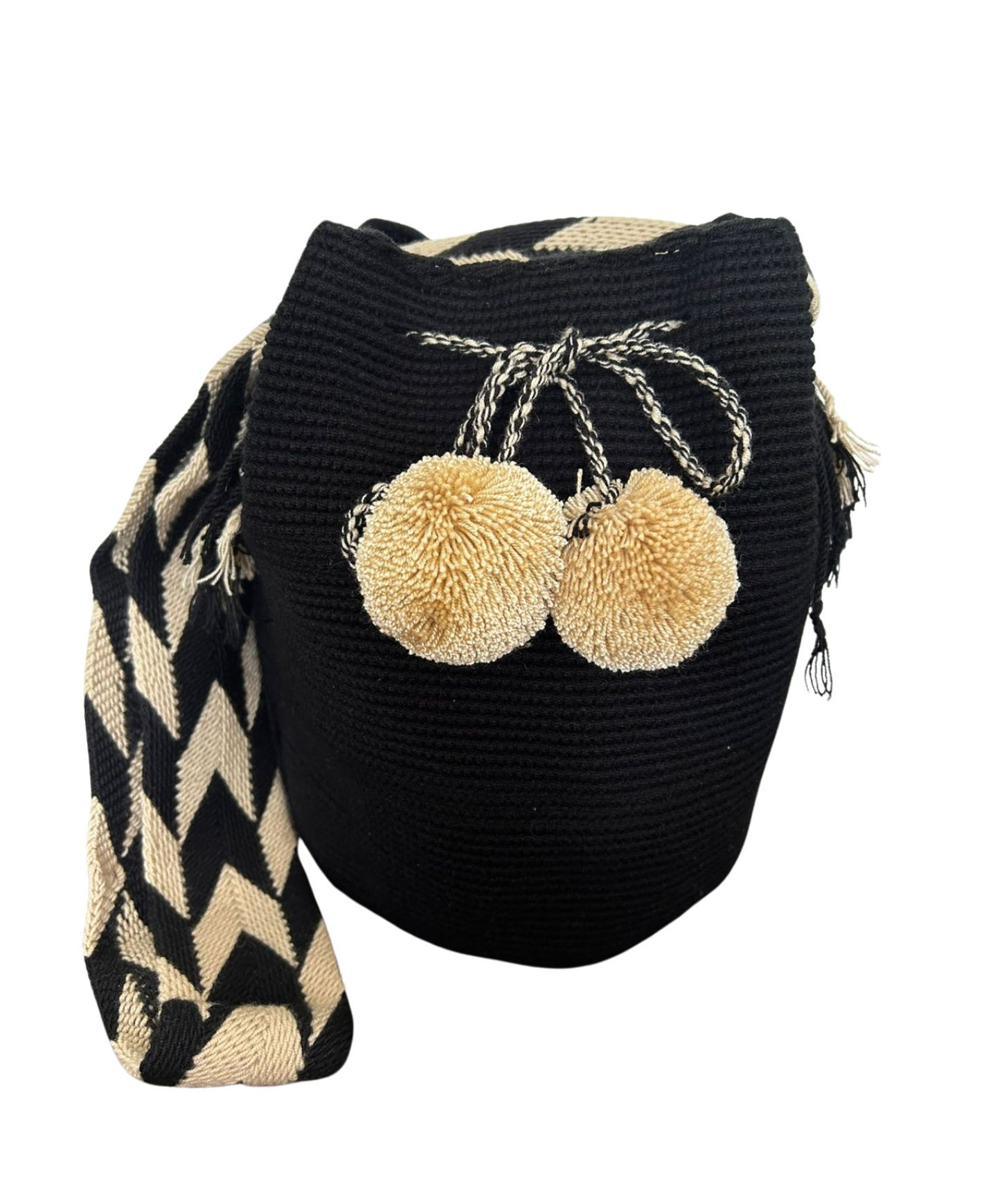 Bolsa Wayuu artesanal negra con pompones beige – Hecha a mano en Colombia