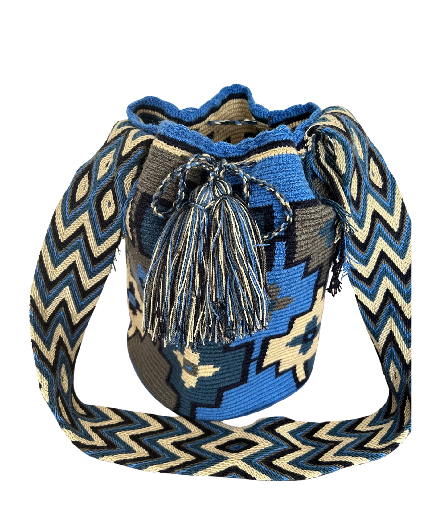 Bolsa artesanal wayuu con diseños azules y violetas