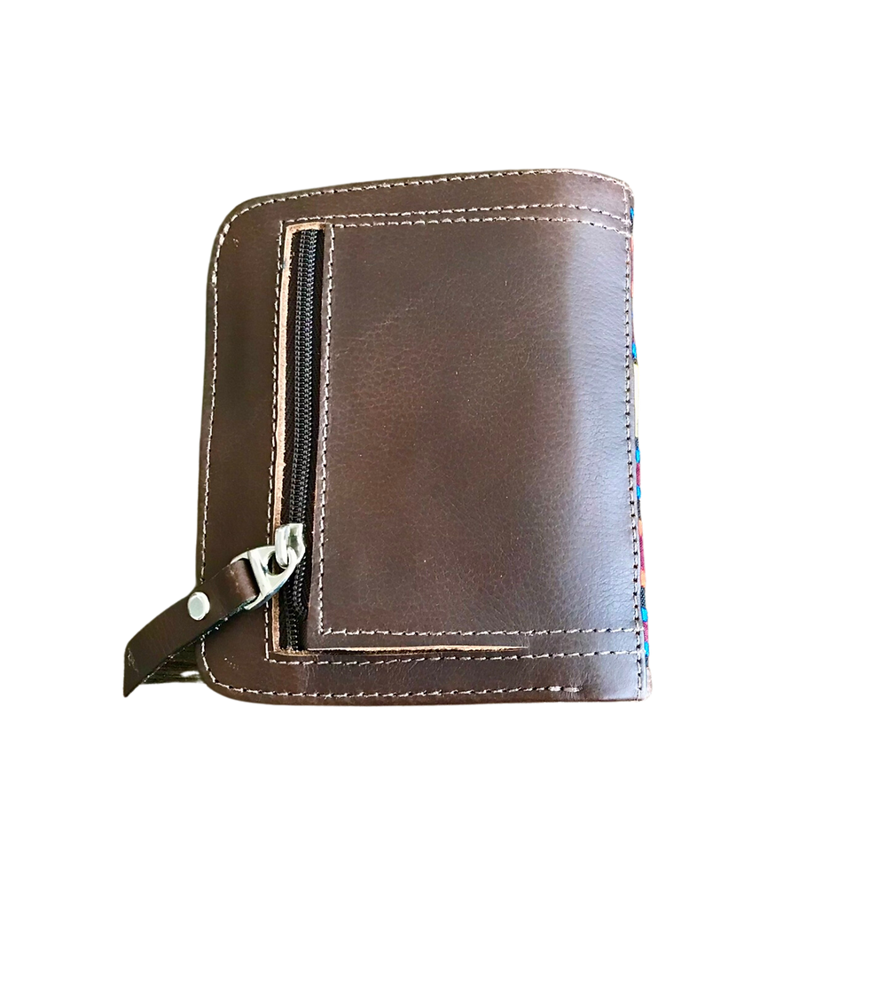 Miniatura: Cartera en piel café con diseño étnico de mola, con monedero
