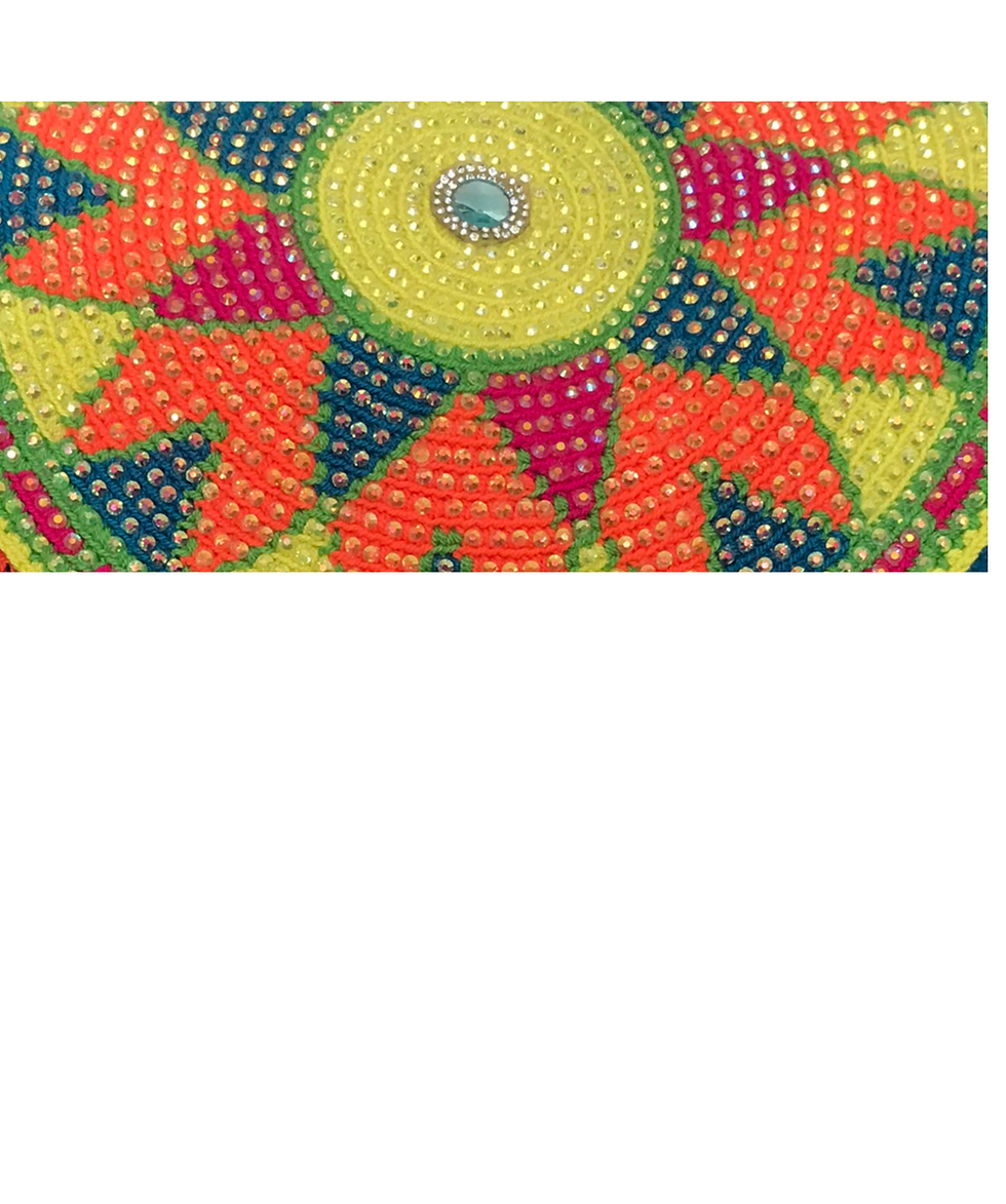 Detalle de la tapa de Bolsa artesanal wayuu con cristales en color azul cielo